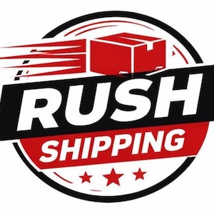 Puede incluir: Un logotipo circular con las palabras "RUSH SHIPPING" en texto blanco sobre un fondo negro y rojo. Una caja roja con líneas de velocidad está encima del texto y tres estrellas rojas debajo.