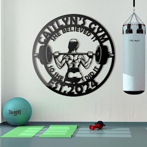 Insegna personalizzata per palestra di casa per donne, decorazione in metallo per allenamento, insegna personalizzata con nome palestra, arte murale per allenamento, decorazione per la casa squat, garage per allenamento