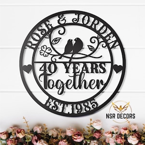 Puede incluir: Placa redonda de metal negro con el texto "Rose & Jordan 40 Years Together Est. 1985" y dos p&aacute;jaros en una rama con hojas.