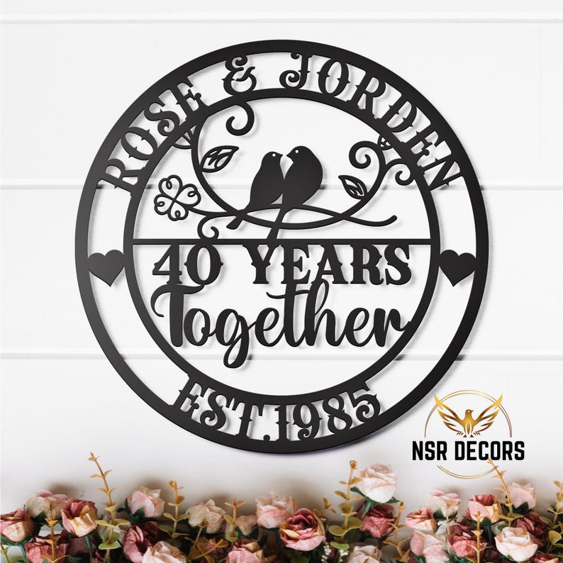 Puede incluir: Placa redonda de metal negro con el texto "Rose & Jordan 40 Years Together Est. 1985" y dos p&aacute;jaros en una rama con hojas.