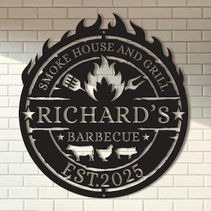 Puede incluir: Un letrero de metal negro con llamas, el texto "Smoke House and Grill", "Richard's Barbecue" y "Est. 2025".