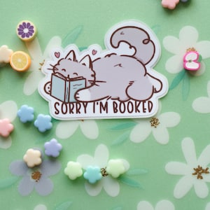 Autocollant chat booklover, waterproof sticker, Sorry i'm booked, cadeau pour amoureux des chats et de la lecture