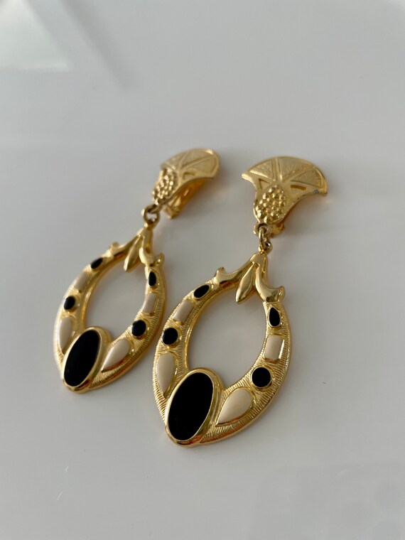 Vintage gold dangling clip on earrings - image 4