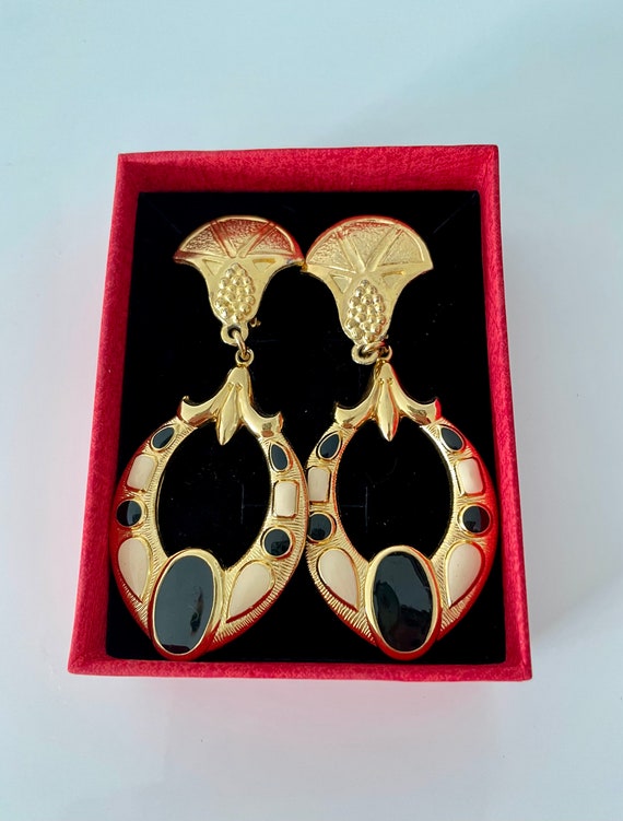 Vintage gold dangling clip on earrings - image 2