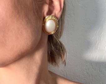 Vintage white oval & gold clip on earrings