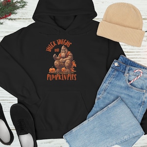 Bigfoot Fall Unisex Heavy Blend™ Bluza z kapturem, Sasquatch Halloween Hoodie, Bigfoot Hoodie dla mężczyzn i kobiet