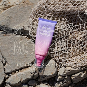 Maqueta de tubo cosmético con dispensador de bomba, para protector solar o crema de manos, p. ej., Flatlay on the Beach