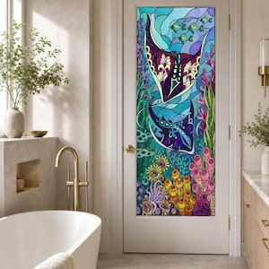 Puede incluir: Una puerta blanca con un gran panel vertical de vidriera que muestra una vibrante escena submarina. El diseño presenta dos mantarrayas nadando entre coloridos arrecifes de coral, anémonas de mar y pequeños peces en tonos azules, morados y rosas.