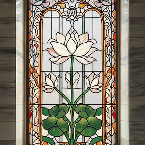 Peut inclure: Une fenêtre en vitrail avec un motif coloré représentant un lotus blanc avec des feuilles vertes. La fenêtre est encadrée d'une bordure dorée et orange.