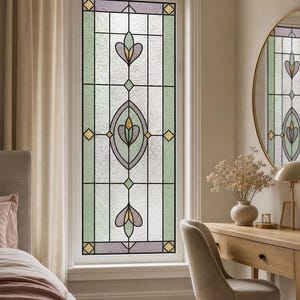 Pode incluir: Uma película retangular para janela com um design de vitral apresentando um motivo floral central em lavanda, verde sálvia e amarelo. O padrão inclui bordas geométricas e detalhes em losango sobre um vidro texturizado semitransparente.