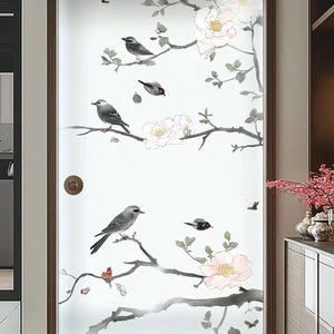 Puede incluir: Una puerta de vidrio decorativa con un diseño de la naturaleza. La puerta presenta una ilustración pintada de pájaros grises posados en ramas con flores rosas y hojas verdes. La obra de arte está sobre un fondo blanco.