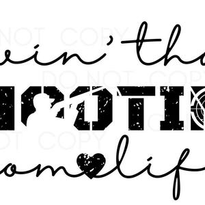 Op de afbeelding: Zwart-wit grafisch ontwerp met de tekst "Livin' that shooting mom life" met een hart symbool.