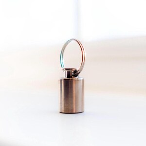 Porte-clés personnalisé en titane avec rangement pour carte Micro SD EDC Porte-clés étanche à l'air Porte-clés à priser pour médicaments