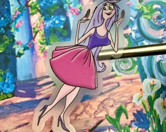 Può includere: Un adesivo con una donna dei cartoni animati con i capelli viola, che indossa una canotta viola e una gonna rosa. Sta sorridendo e ha le braccia alzate. L'adesivo è su uno sfondo di un dipinto con fiori blu e bianchi.