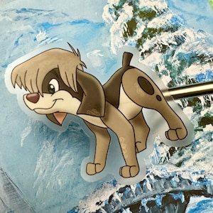 Puede incluir: Una ilustración de dibujos animados de un perro marrón y blanco con orejas caídas y un hocico largo. El perro está mirando hacia la derecha y tiene una expresión feliz en su rostro.