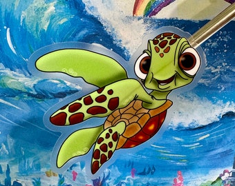 Puede incluir: Una tortuga de mar de dibujos animados verde y marrón con un caparazón grande y ojos grandes. La tortuga está nadando a través de una ola azul y blanca con un arcoíris en el fondo.