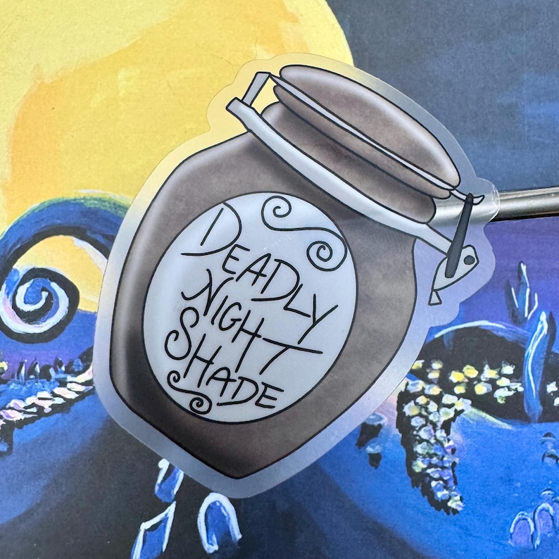 K&ouml;nnte beinhalten: Ein transparenter Aufkleber mit einem braunen Glasgef&auml;&szlig; mit einem wei&szlig;en Etikett, auf dem "Deadly Nightshade" steht. Das Gef&auml;&szlig; hat einen Metalldeckel mit einem Griff.