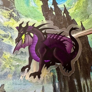 Könnte beinhalten: Ein lila und schwarzer Drache mit grünen Augen und einem lila und schwarzen Flügel. Der Drache befindet sich auf einem transparenten Hintergrund.