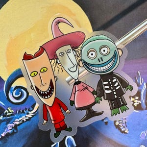 Pode incluir: Três personagens de O Estranho Mundo de Jack, Jack Skellington, Sally e Oogie Boogie, são retratados em estilo de desenho animado. Os personagens usam seus trajes característicos e têm suas expressões características.