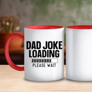 Peut inclure: Trois tasses en céramique blanche avec des bords rouges. La tasse à gauche et à droite porte le texte "Dad Joke Loading" avec une barre de progression et les mots "Please Wait".