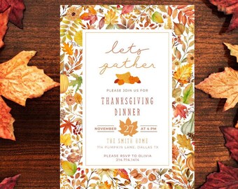 Könnte beinhalten: Einladung zum Thanksgiving-Dinner mit einem Rand aus Herbstblättern. Die Einladung trägt die Aufschrift "Let's Gather" und enthält Datum, Uhrzeit und Ort: The Smith Home, Dallas, TX. Die Einladung liegt auf einer Holzoberfläche.