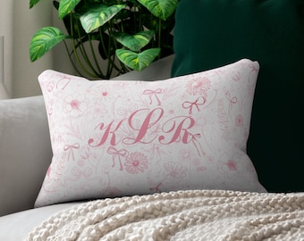 Almohada rosa con monograma, decoración rosa coqueta, almohada con inicial personalizada, almohadas personalizadas con monograma preppy, decoración rosa para dormitorio universitario.