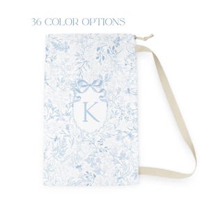 Saco de roupa suja floral personalizado, bolsa de roupa suja com monograma, organizador de roupa suja azul-claro estilo preppy chic, presente para estudantes universitários, carta personalizada