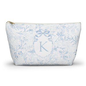 Bolsa con monograma inicial, bolsa para accesorios con lazo floral azul claro, bolsa de maquillaje con letras personalizadas, estuche de viaje para artículos de tocador, regalo de dama de honor para ella