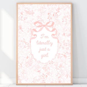Arte de pared de moda en color rosa, impresión "Literalmente soy solo una niña", póster con lazo rosa estilo chinoiserie, decoración de pared de estilo preppy y femenino, apartamento con arte rosa coqueto