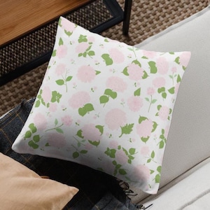 Cuscino con ortensia rosa, cuscino con fiori rosa e verdi, cuscino decorativo Grandmillennial, cuscini estivi in stile costiero, arredamento per camera da letto per ragazze preppy