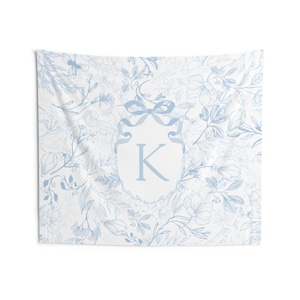 Tapeçaria inicial floral azul claro, decoração de parede com letras chinoiserie azul personalizadas, laço de monograma azul elegante, tapeçaria para berçário, decoração de quarto de meninas