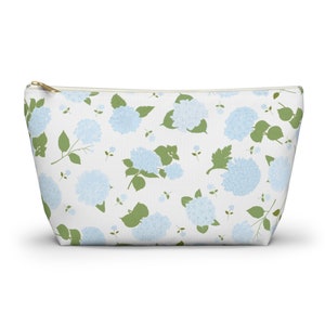 Bolsa de maquillaje con hortensias, bolsa de cosméticos Grand Millennial, bolsa de artículos de tocador con hortensias azules, bolsa azul claro con flores costeras, regalos para ella, regalos para anfitrionas