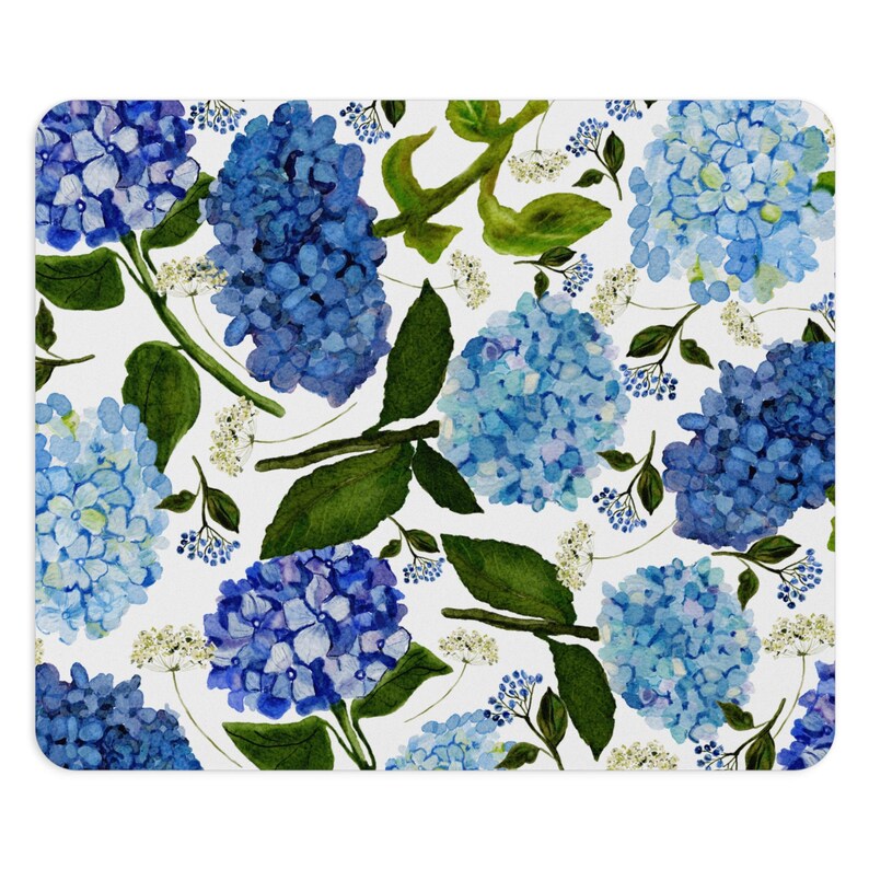 K&ouml;nnte beinhalten: Ein wei&szlig;er Hintergrund mit einem sich wiederholenden Muster aus blauen Hortensienbl&uuml;ten und gr&uuml;nen Bl&auml;ttern.