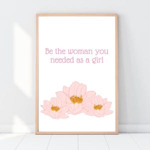 Sé la mujer que necesitabas cuando eras niña, impresión feminista, póster feminista, empoderamiento femenino, poder femenino, impresión de flores rosas para niña, arte de oficina para mujeres