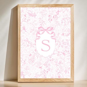 Impresión inicial floral rosa claro personalizada, letra chinoiserie rosa salmón, decoración de pared, monograma preppy, lazo rosa ruborizado, arte de pared para guardería, melocotón