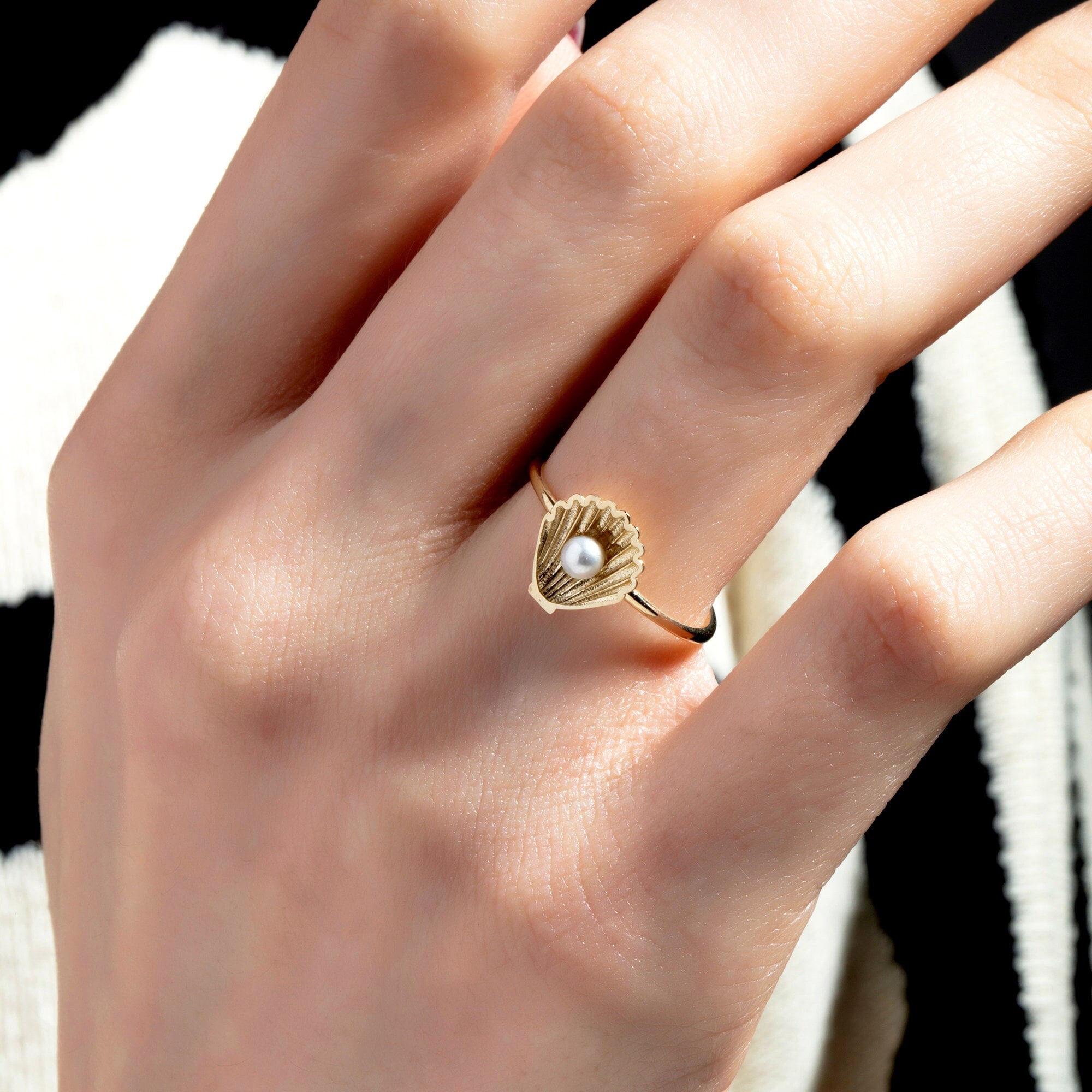 Pearl in SeaShell Ring, Cockle Shell 14K Gold Dainty Statement Ring, Aquatic Pearl Oyster Shell Marine Ring, Valentine's Day Gift, Real Gold