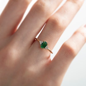 Anillo de oro macizo de 14 quilates con esmeralda, anillo de compromiso con esmeralda, anillo con piedra de nacimiento de mayo, anillo de oro con esmeralda, anillo de compromiso con esmeralda verde, anillo con piedra de nacimiento