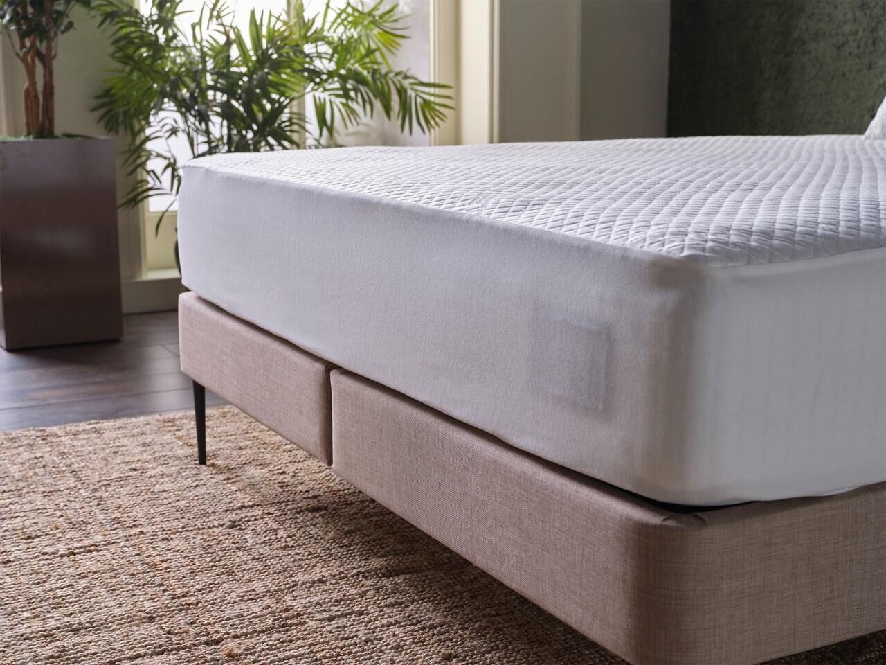 Cooling Mattress Protector Queen for Hot Sleepers, Waterproof Vinyl