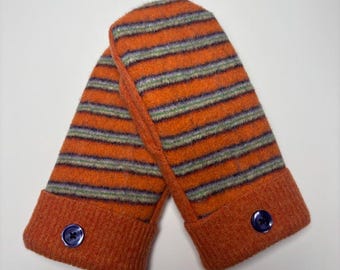 Rękawiczki z przetworzonego swetra Rękawiczki z wełny wykonane z przetworzonych swetrów Pomarańczowo-niebieskie, teksturowane, filcowe rękawiczki z przetworzonego swetra