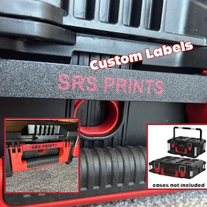 Könnte beinhalten: Individuelle Etiketten für Werkzeugkästen mit dem Text "SRS PRINTS" in roten Buchstaben auf schwarzem Hintergrund. Das Bild zeigt auch zwei Werkzeugkästen mit dem gleichen Etikett, aber die Werkzeugkästen sind nicht im Lieferumfang enthalten.