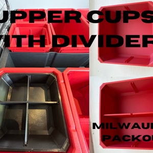 Könnte beinhalten: Rote Kunststoff-Aufbewahrungsbehälter mit Trennwänden zum Organisieren von Werkzeugen. Die Behälter sind mit "UPPER CUPS WITH DIVIDERS" und "MILWAUKEE PACKOUT" beschriftet.