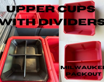 Op de afbeelding: Rode plastic opbergcontainers met dividers om gereedschap te organiseren. De containers zijn gelabeld met "UPPER CUPS WITH DIVIDERS" en "MILWAUKEE PACKOUT".