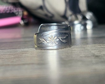 Anillo de cuchara con diseño de flores