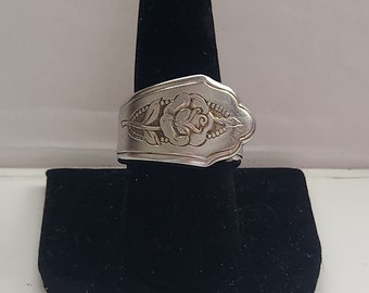 Anillo de cuchara con detalle de rosa del siglo XIX