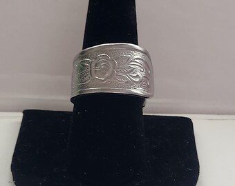 Anillo de cuchara con detalles de rosa