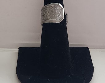 Anillo de cuchara con flor de plata
