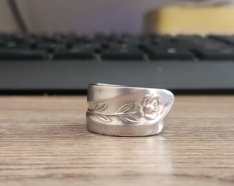 Anillo de cuchara con tallo de rosa