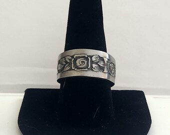 Black Detailed Flower Spoon Ring