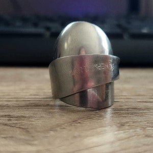 K&ouml;nnte beinhalten: Ein silberner Ring aus einem verdrehten L&ouml;ffel. Der L&ouml;ffel tr&auml;gt die Gravur "HEPBURN".