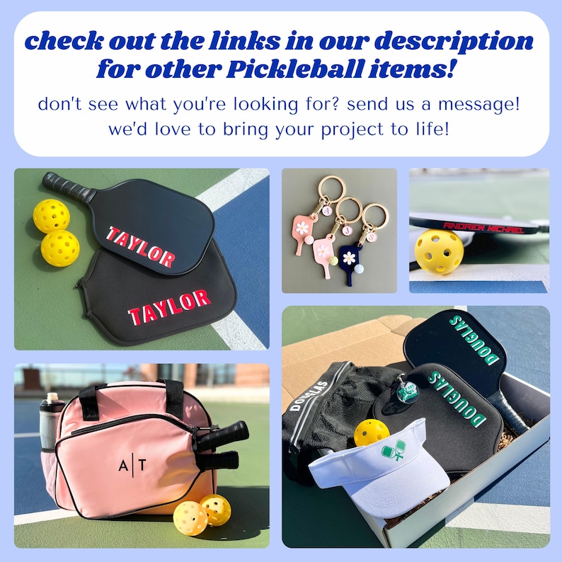 Peut inclure: Une collection d'articles de pickleball personnalis&eacute;s, comprenant des raquettes, un sac, une visi&egrave;re et des porte-cl&eacute;s. Les raquettes sont noires avec du texte blanc, le sac est rose avec du texte noir, la visi&egrave;re est blanche avec du texte vert et les porte-cl&eacute;s sont color&eacute;s avec diff&eacute;rents motifs. Les articles sont tous sur un fond vert et bleu.